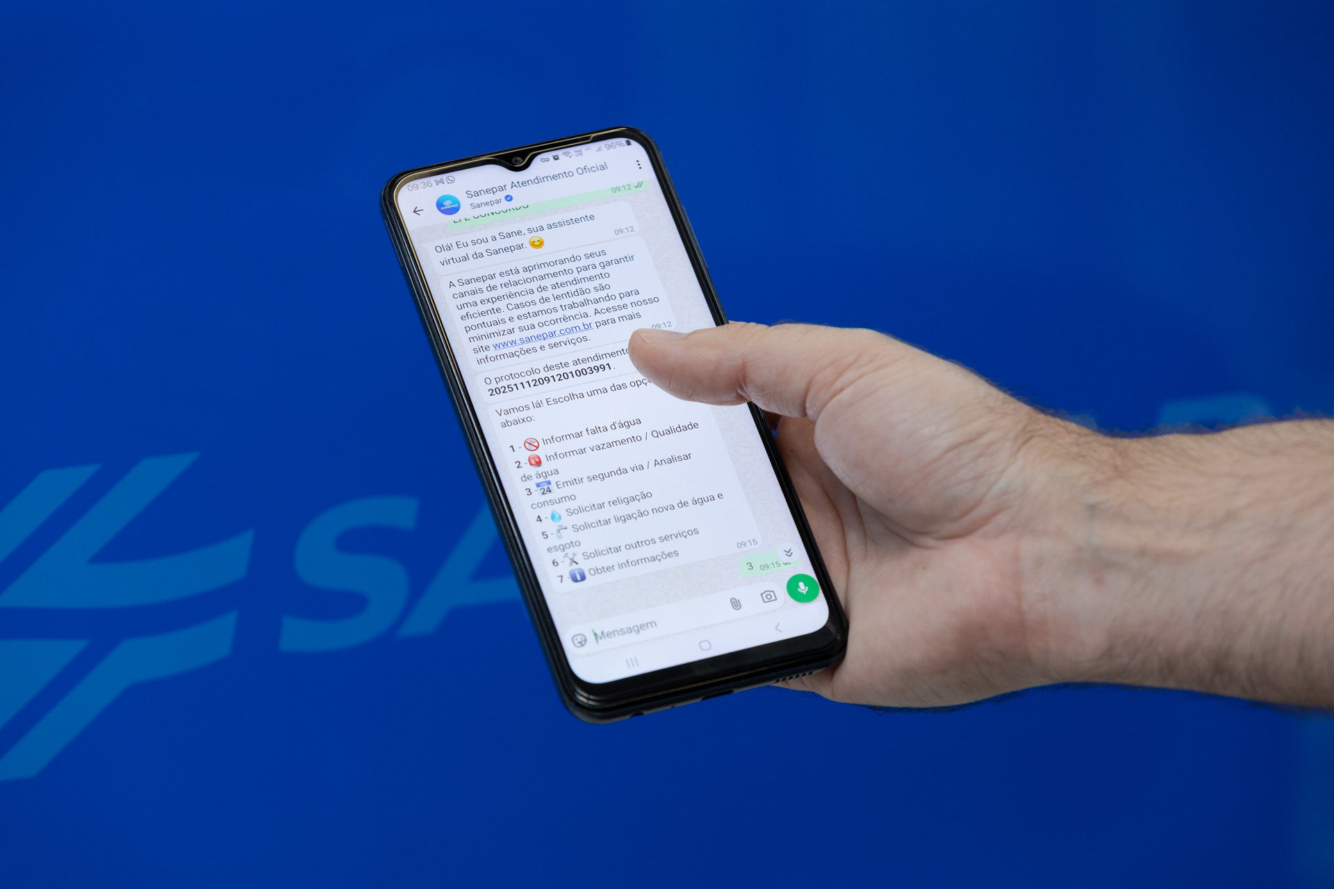 Imagem de celular usando Whatsapp oficial da Sanepar