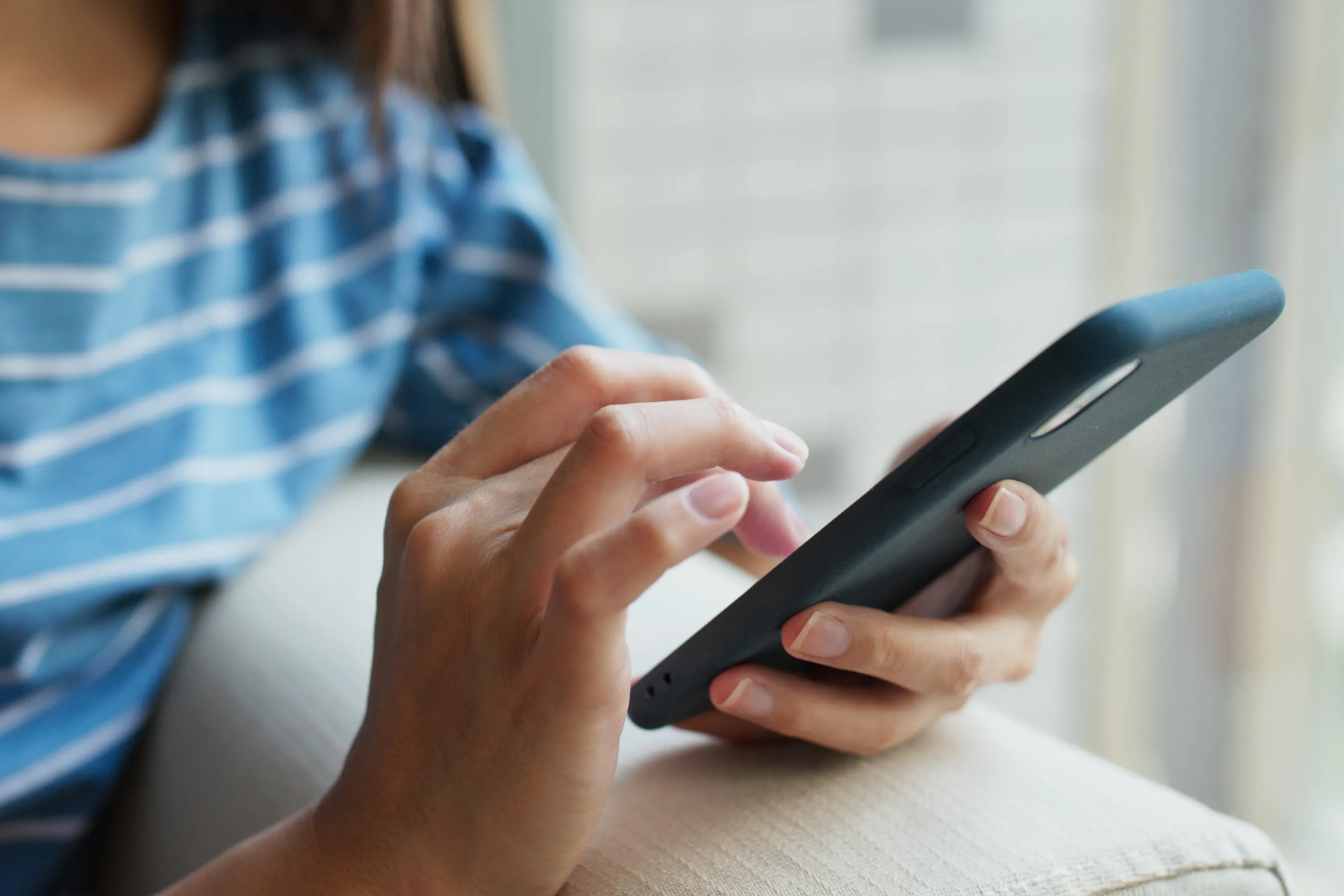 Pessoas usando celular para regularizar débitos