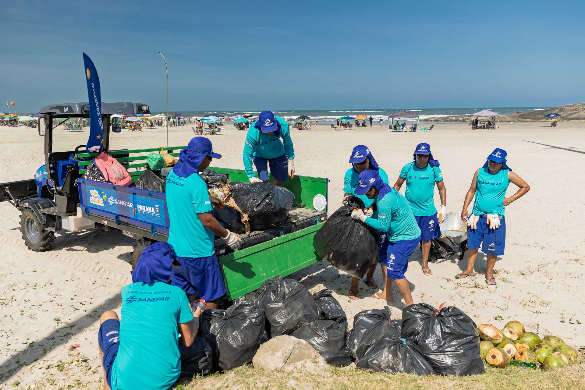 Equipes de limpeza da Sanepar fazem a coleta de resíduos na orla da praia em Matinhos