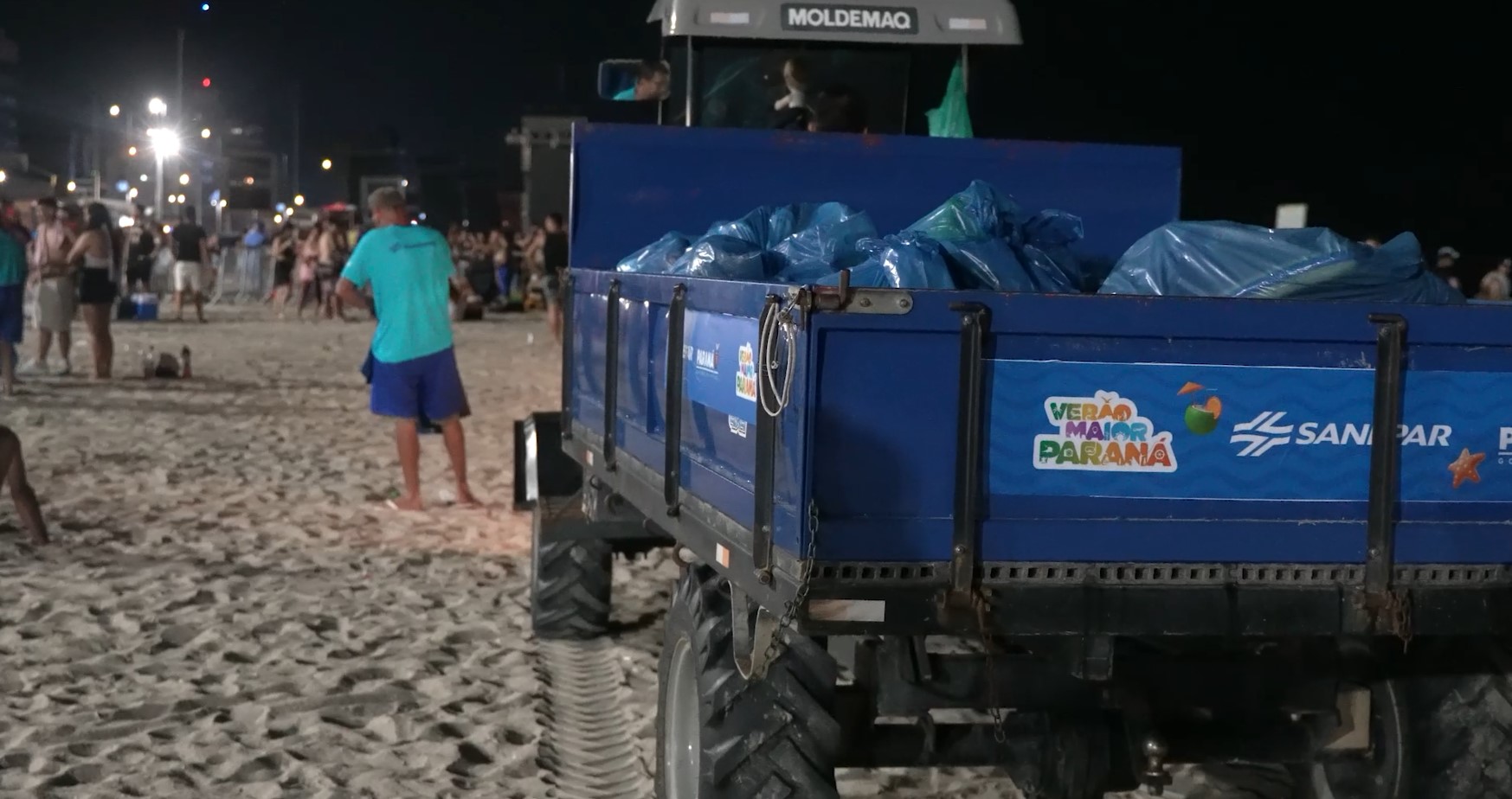 Equipes realizam o trabalho de limpeza das areais após shows no Litoral do Paraná