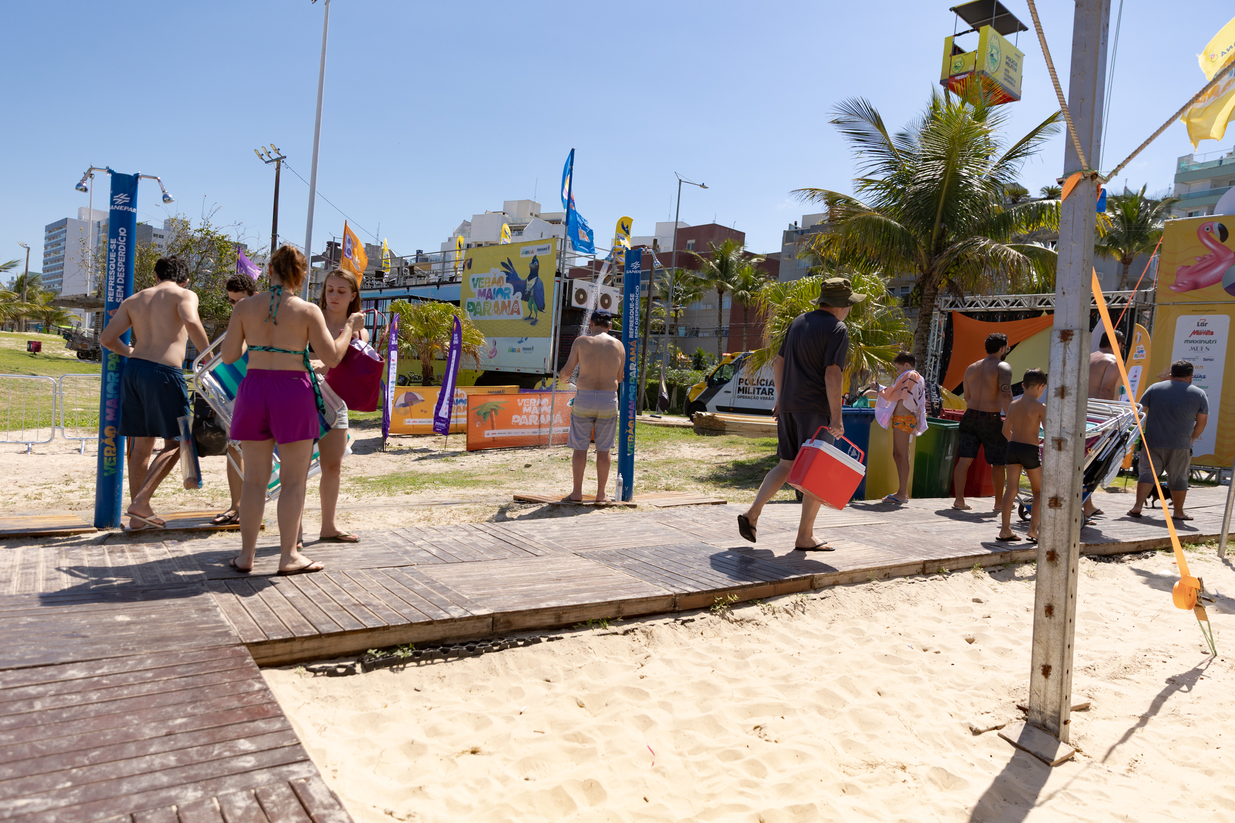 Veranistas usando chuveiro instalado pela Sanepar