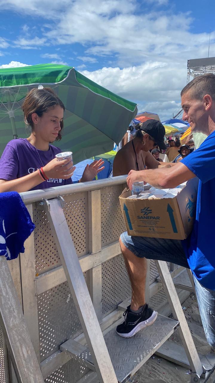 Agente da Sanepar distribui água para veranista