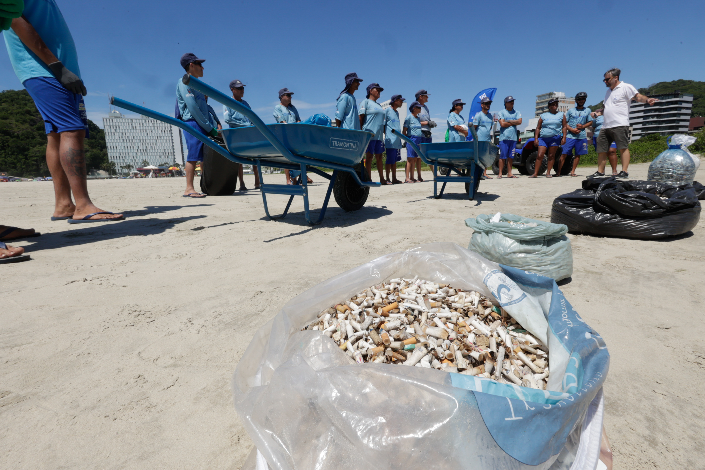 ação limpeza praia bitucas de cigarro