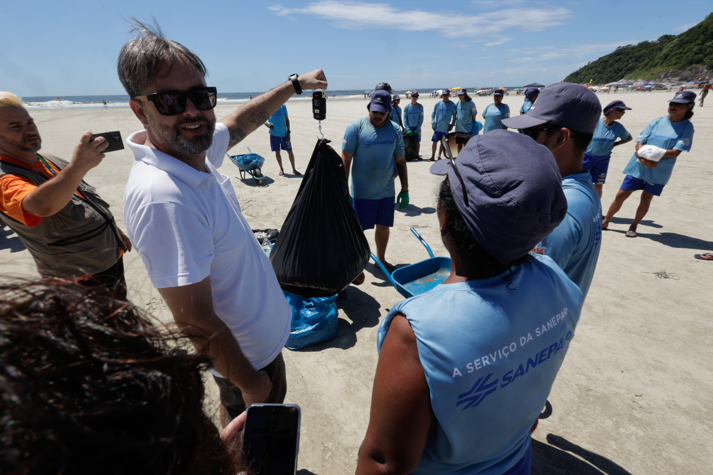 ação limpeza praia bitucas de cigarro