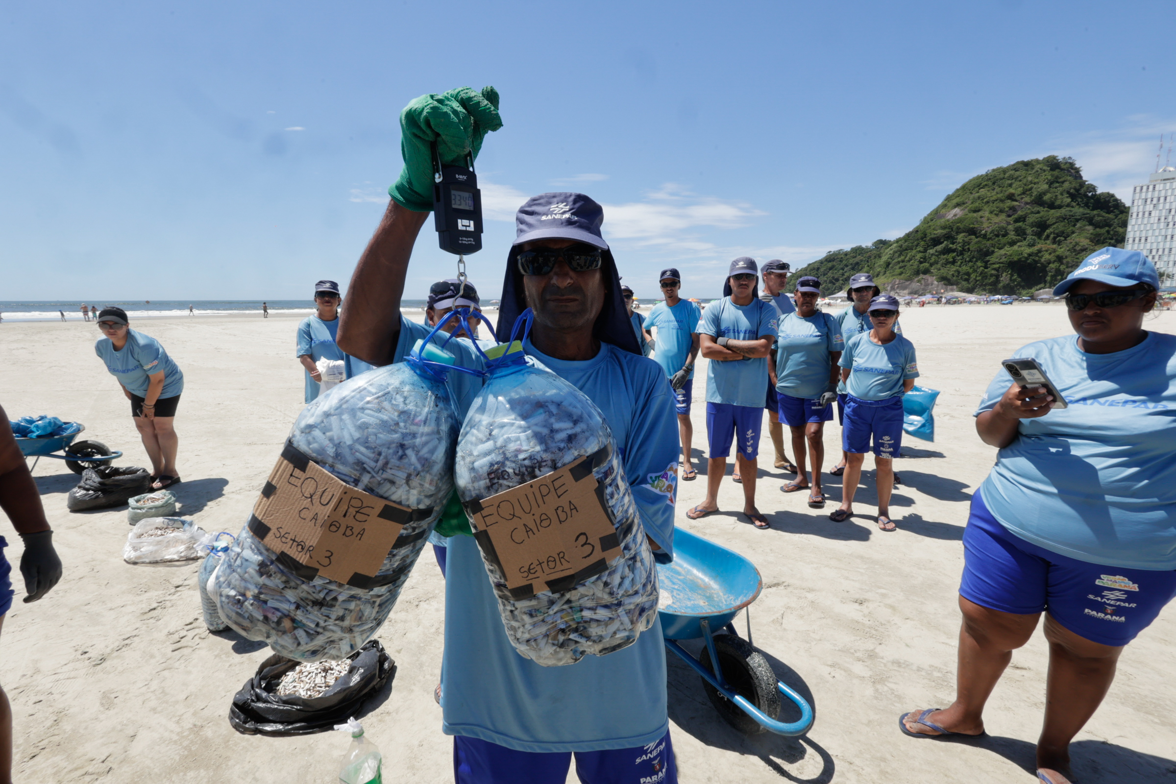 ação limpeza praia bitucas de cigarro