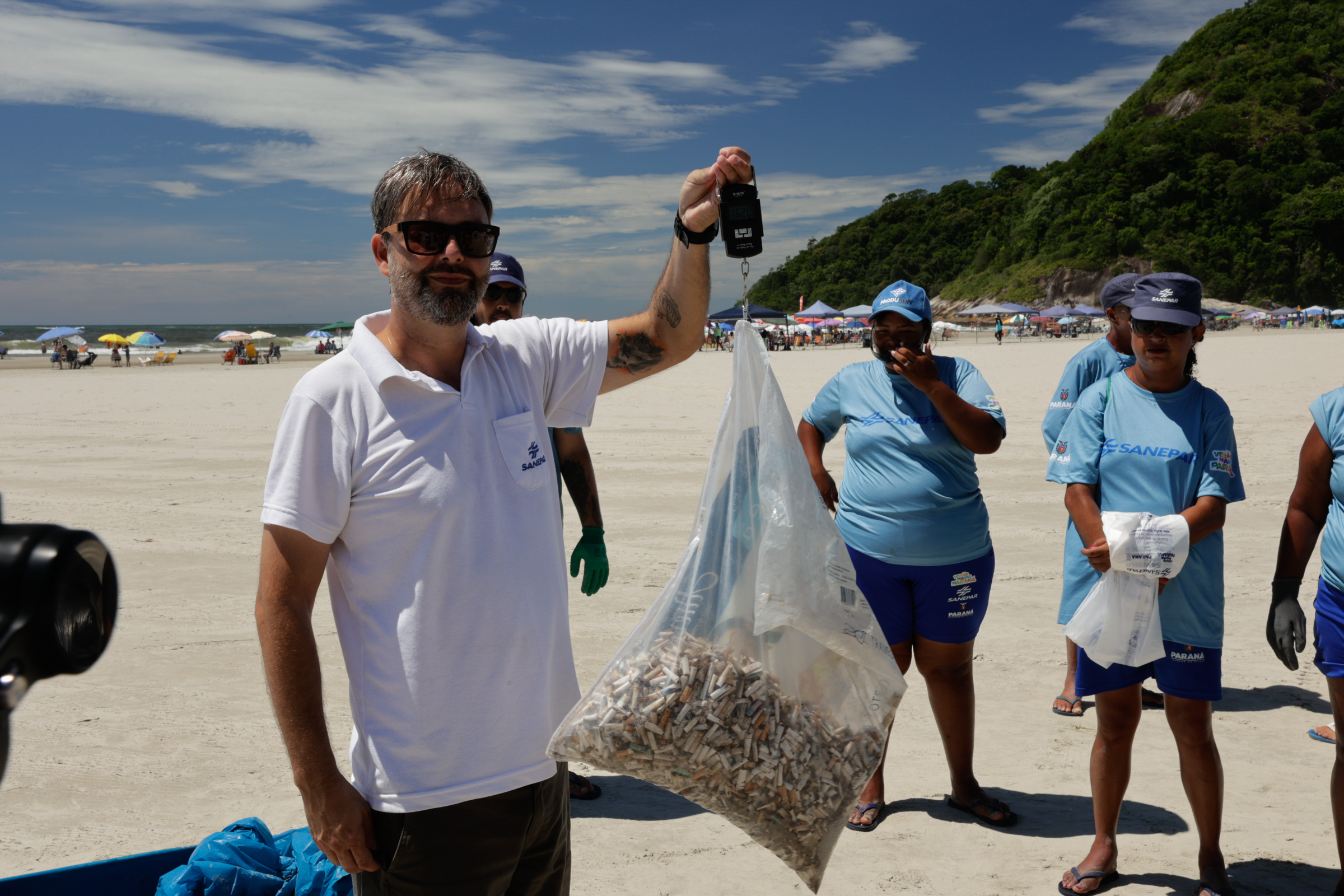 ação limpeza praia bitucas de cigarro