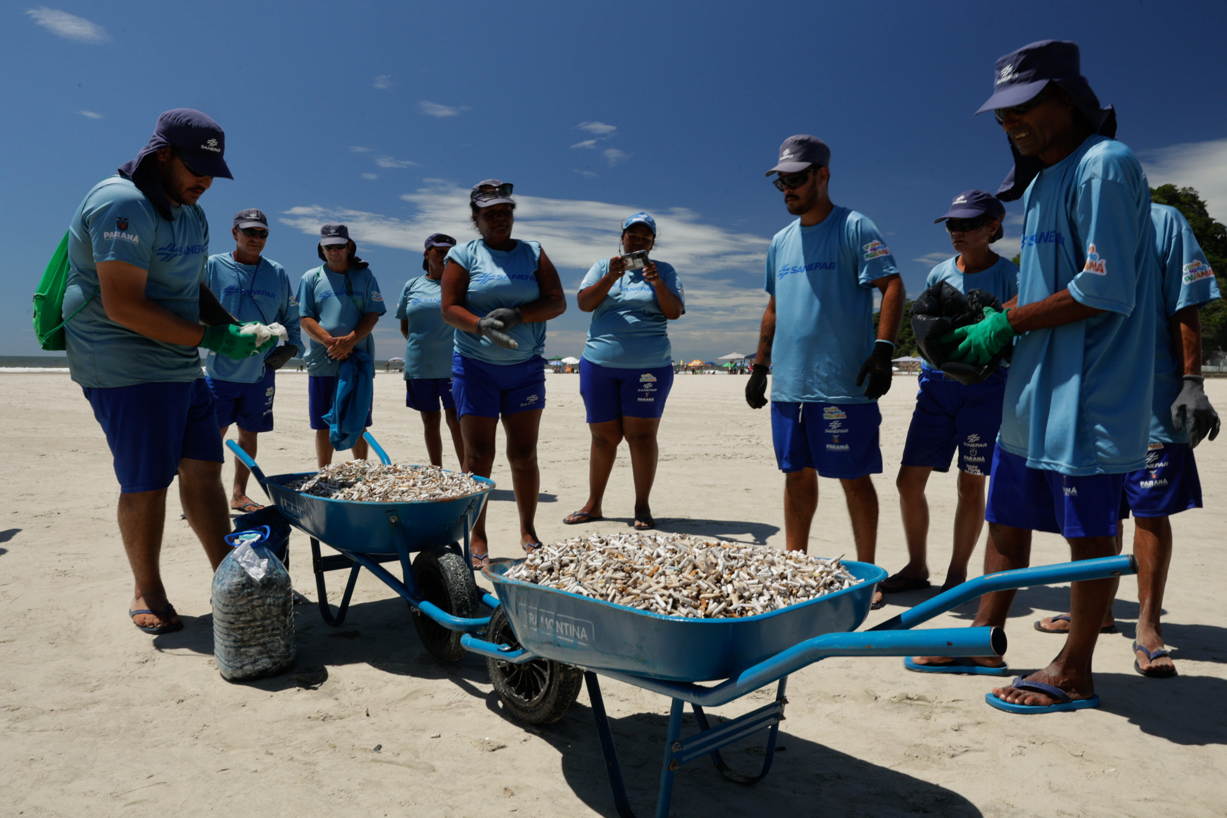 ação limpeza praia bitucas de cigarro