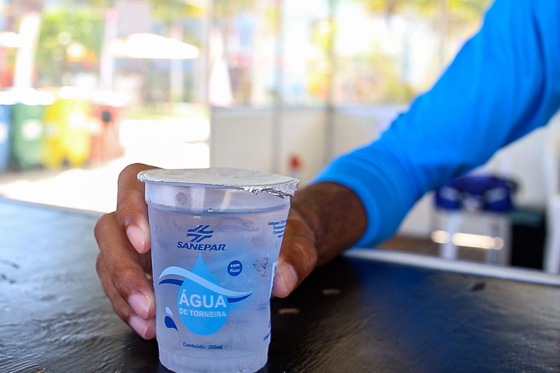 Copo de água potável distribuído pela Sanepar