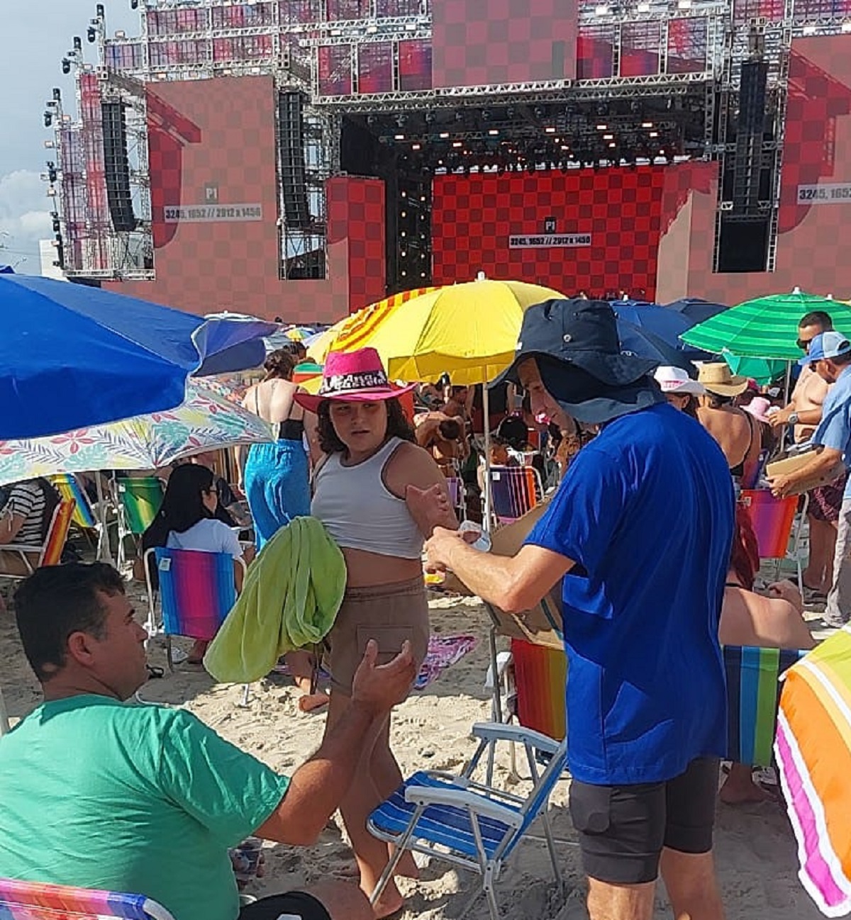 Agente da Sanepar distribui água