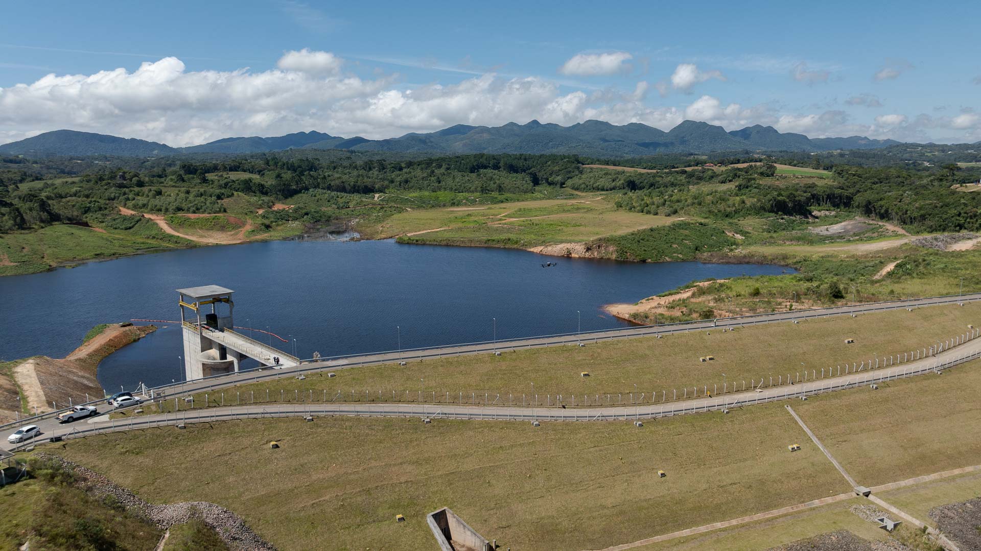 Equipes da Sanepar realizam mapeamento 3D da represa do Miringuava