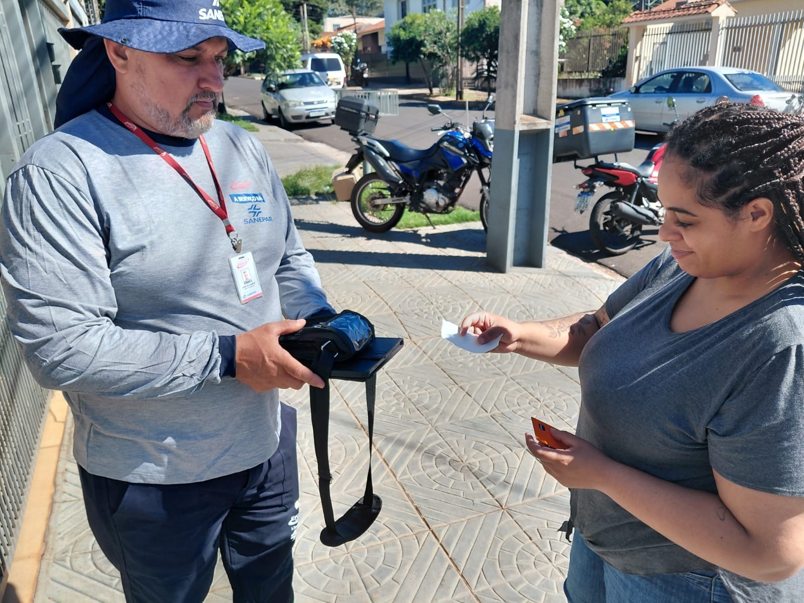 Empregado terceirizado faz cobrança no portao