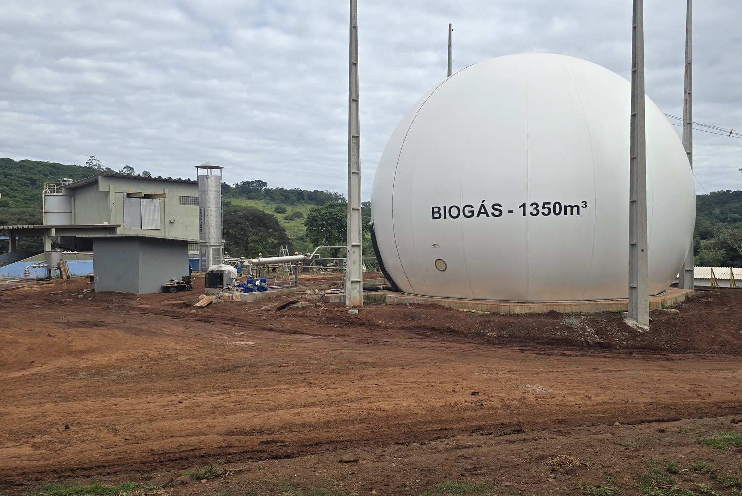 balão de biogás, branco, enorme