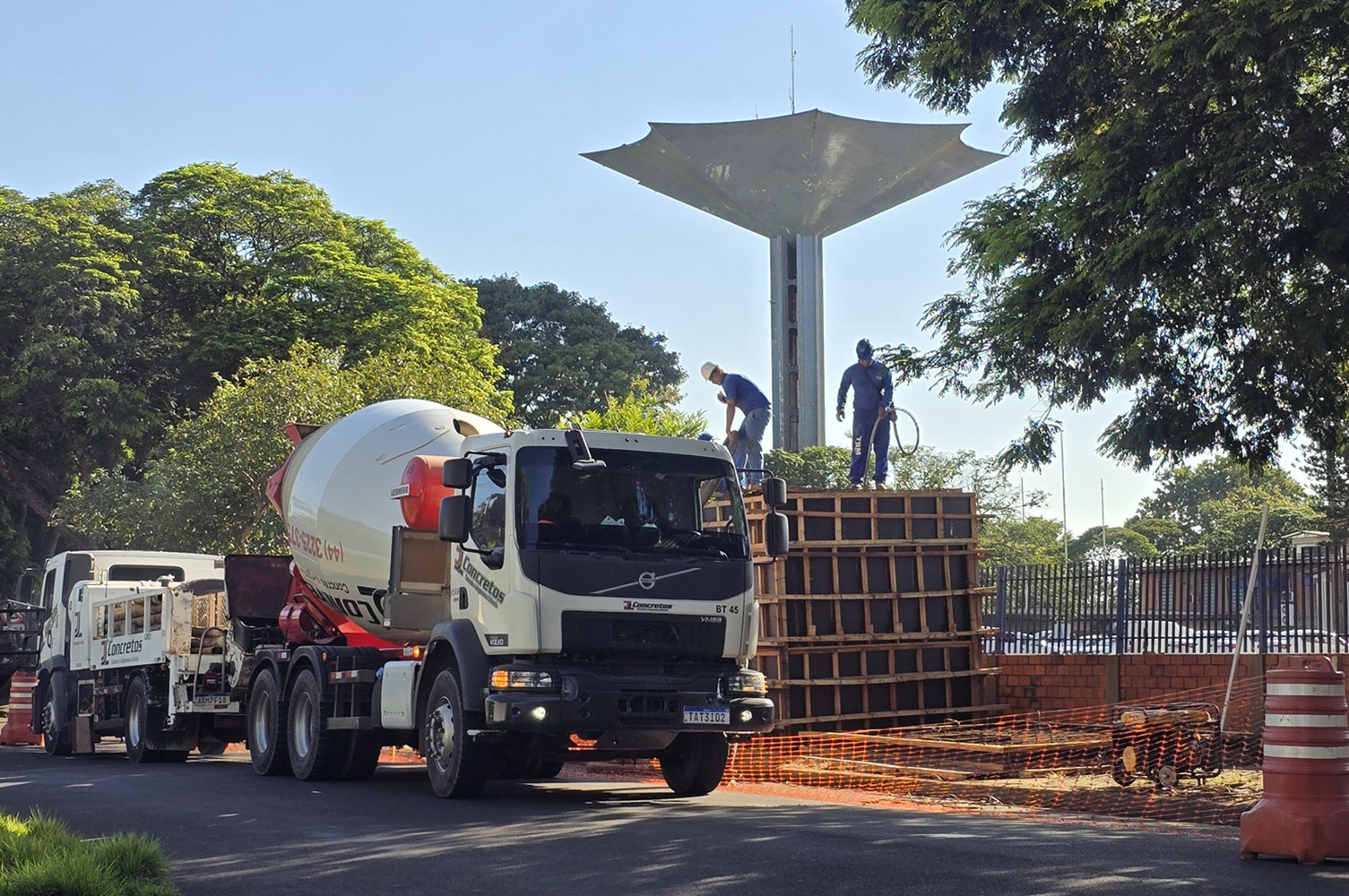 trabalhadores na obra de implantação do anel canadá. valetas nas ruas e concretagem de caixa 