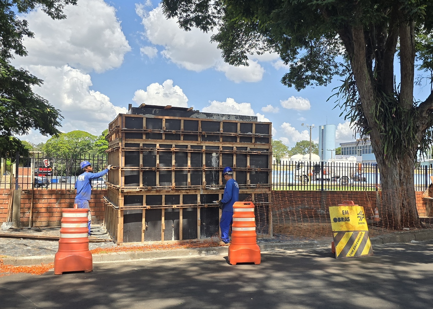 trabalhadores na obra de implantação do anel canadá. valetas nas ruas e concretagem de caixa 