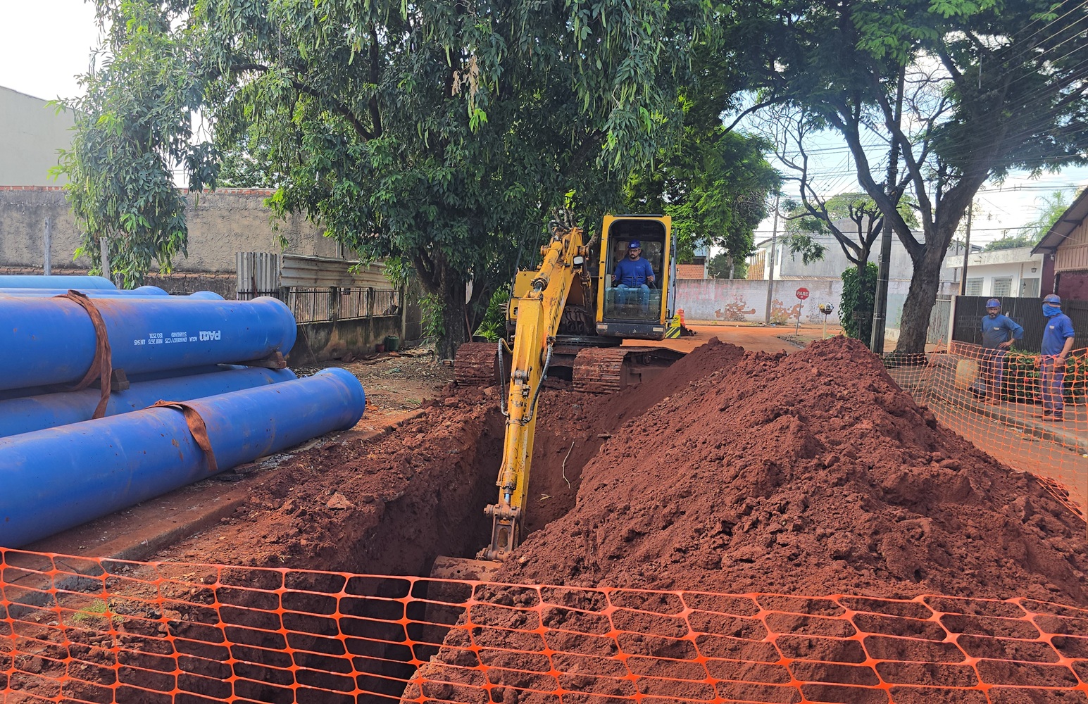 trabalhadores na obra de implantação do anel canadá. valetas nas ruas e concretagem de caixa 