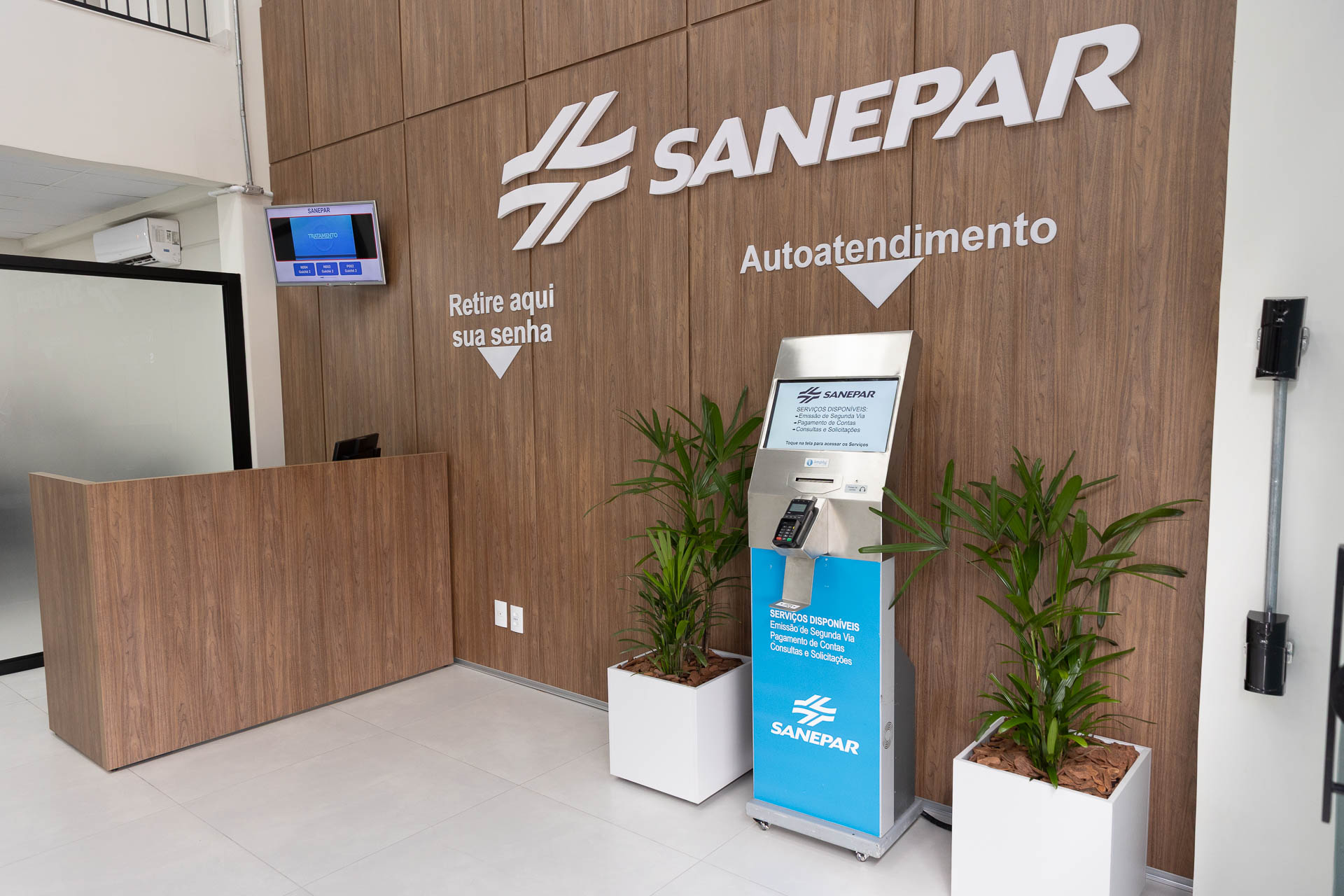 Um totem de autoatendimento, numa recepção de um prédio da Sanepar