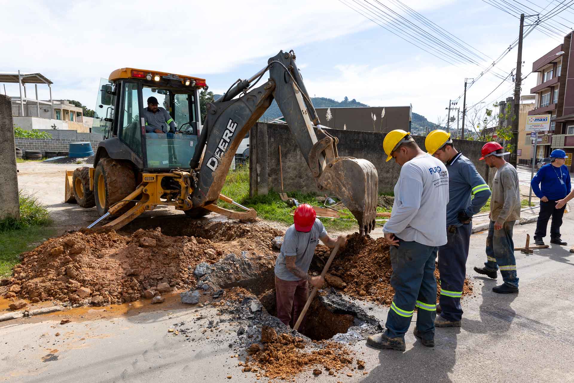 Trabalhadores realizando processo de interligação em rua de Itaperuçu