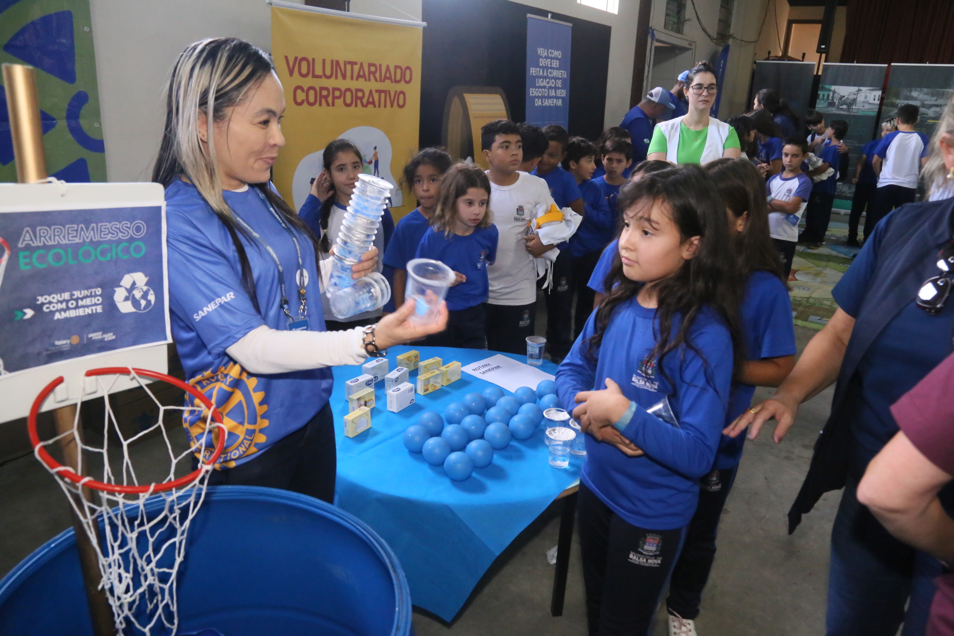 Crianças aprendem sobre como preservar a água do planeta durante o evento Sanepar Perto de você com jogos e brincadeiras.
