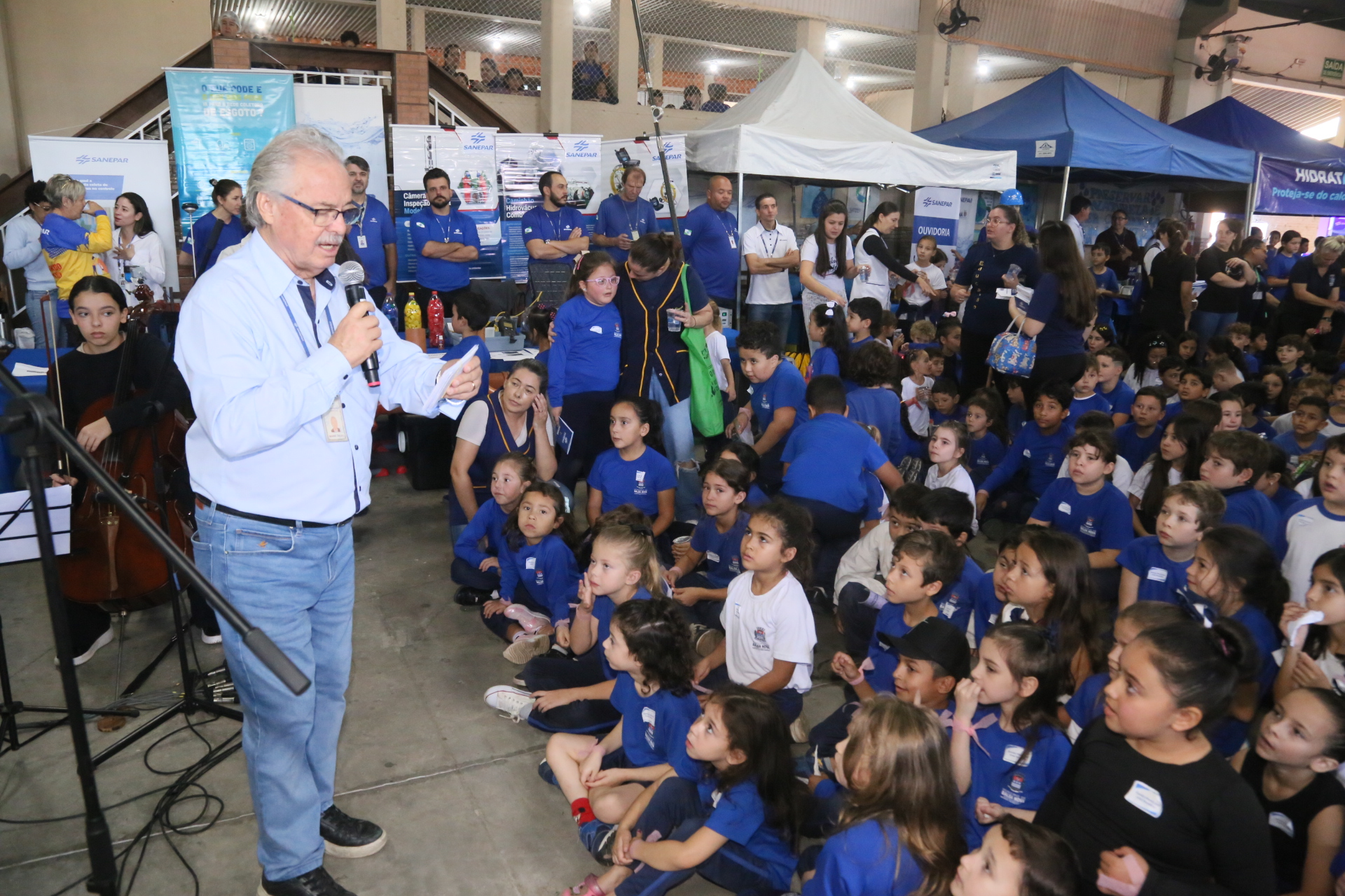 Crianças aprendem sobre como preservar a água do planeta durante o evento Sanepar Perto de você com jogos e brincadeiras.