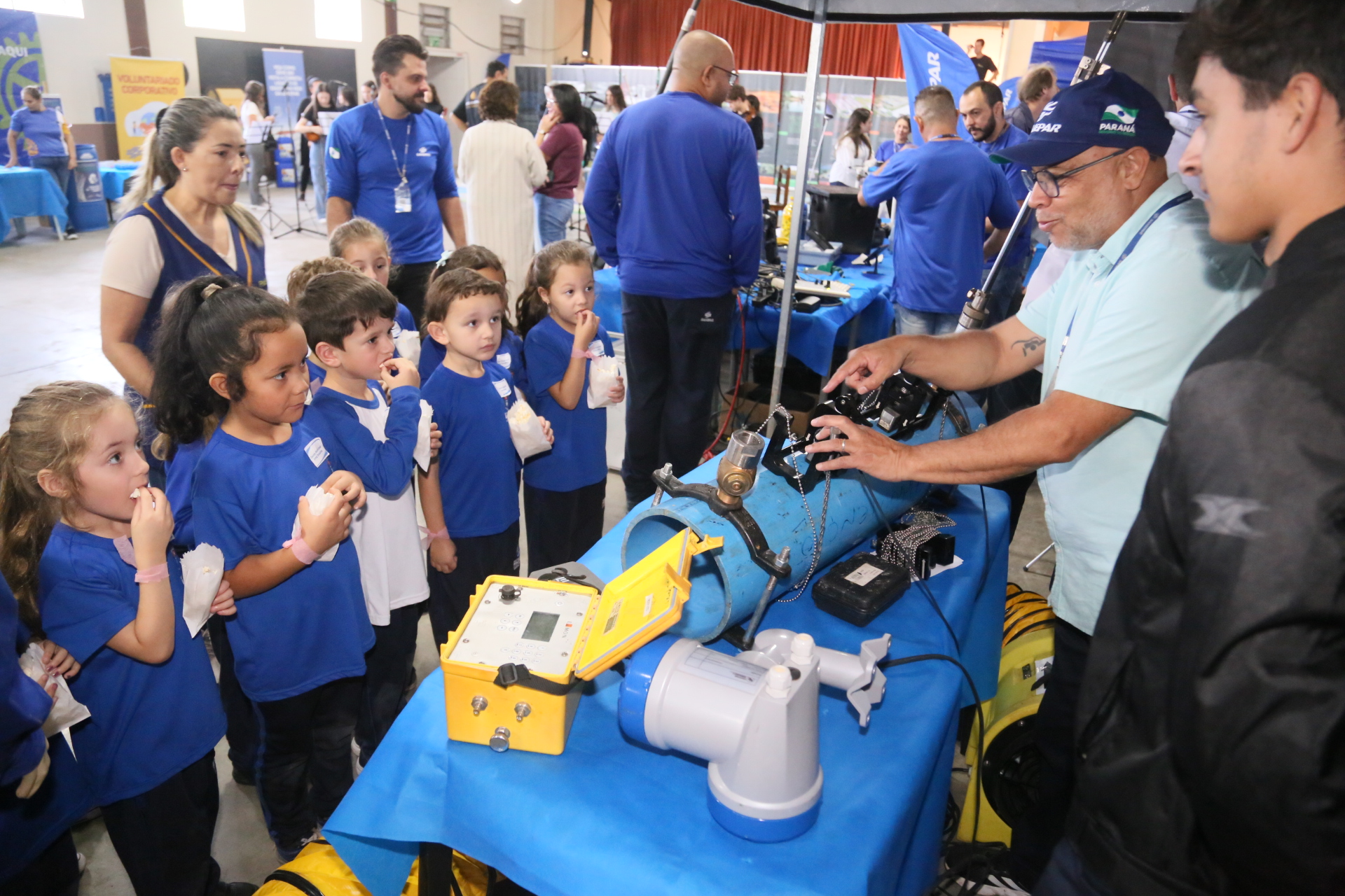 Crianças aprendem sobre como preservar a água do planeta durante o evento Sanepar Perto de você com jogos e brincadeiras.