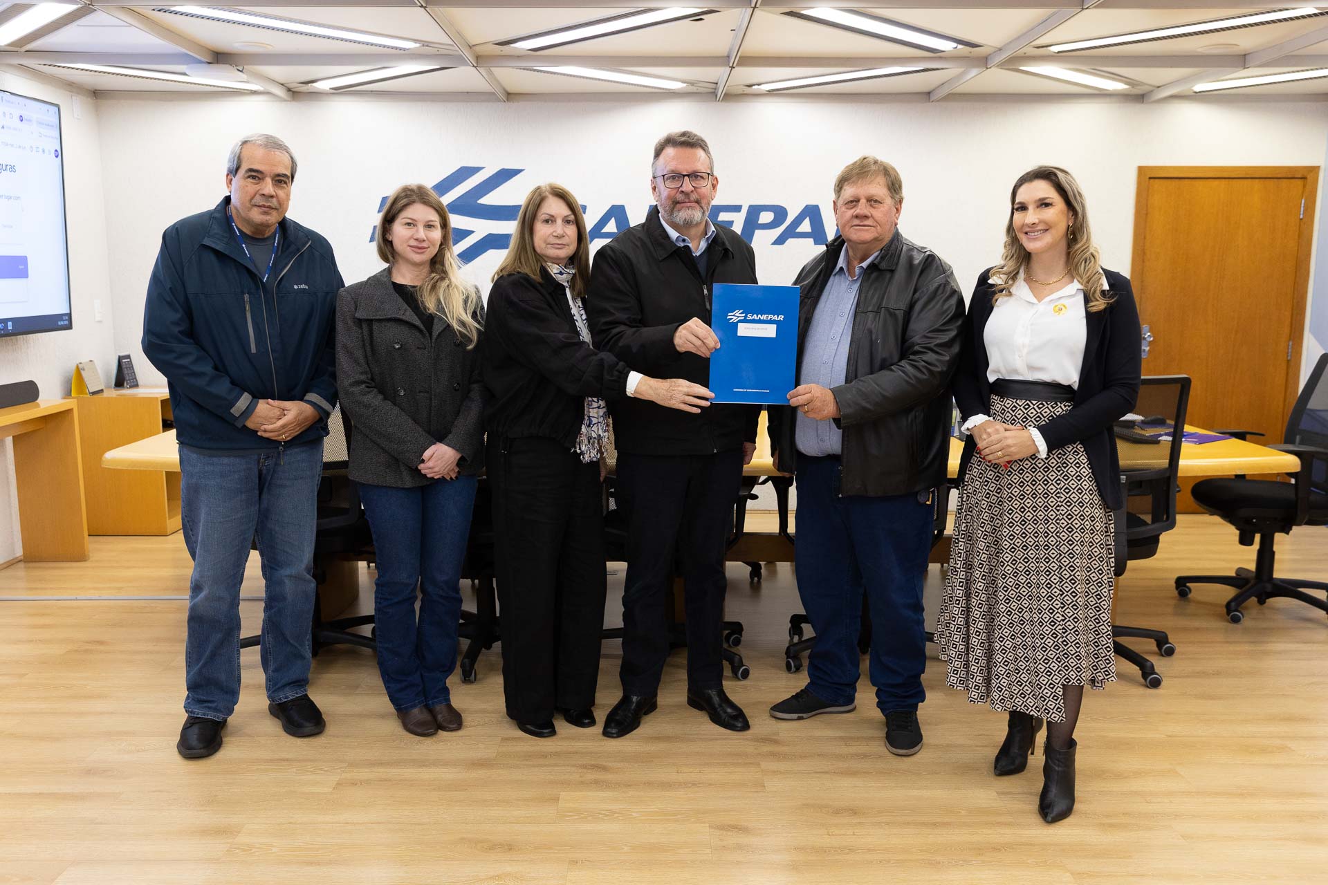 Gerente-geral comercial da Sanepar, Sérgio Portela, presidente da Sanepar, Wilson Bley e prefeito Ednei Sgobi, de Vera Cruz do Oeste - Copia