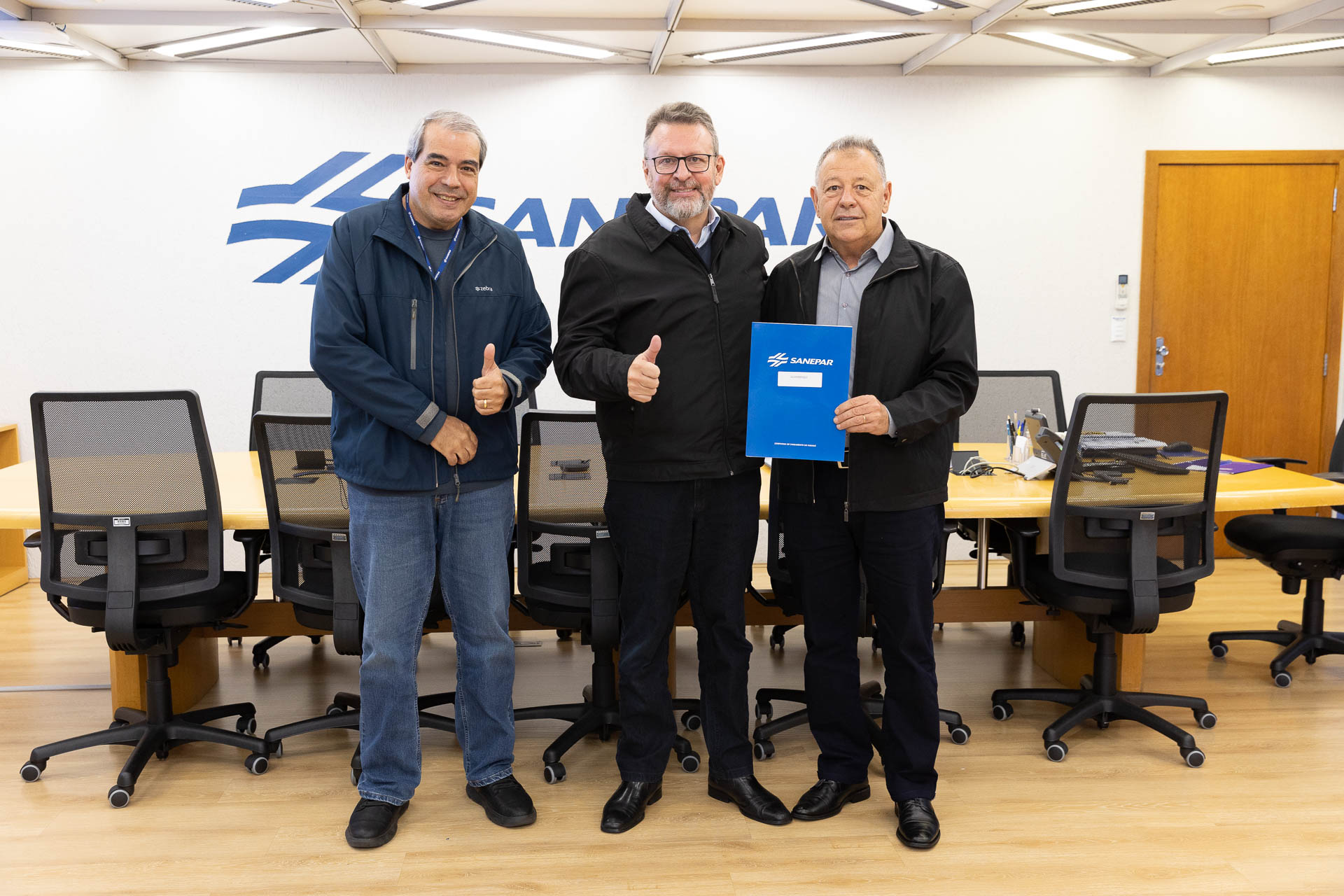 Gerente-geral comercial da Sanepar, Sérgio Portela, presidente da Sanepar, Wilson Bley e prefeito Juraci Ronaldo Cazella, de Guaraniaçu 