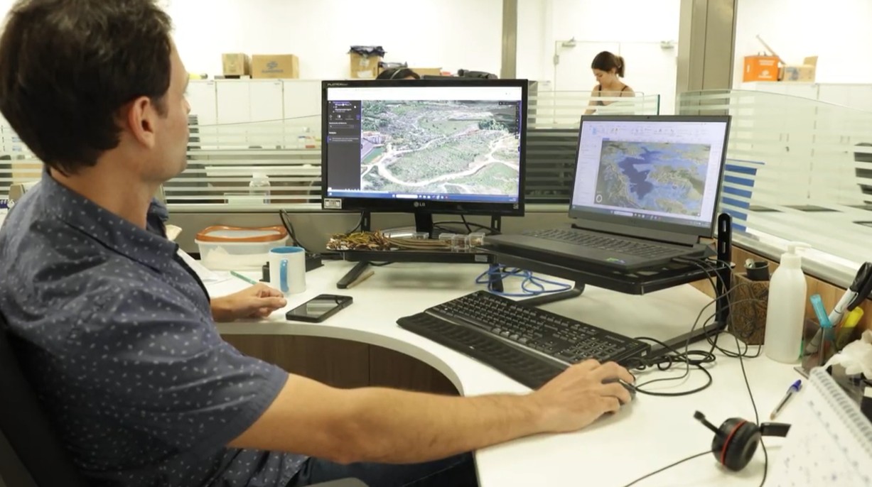 Equipe da Sanepar realiza mapeamento 3D do reservatório do Miringuava