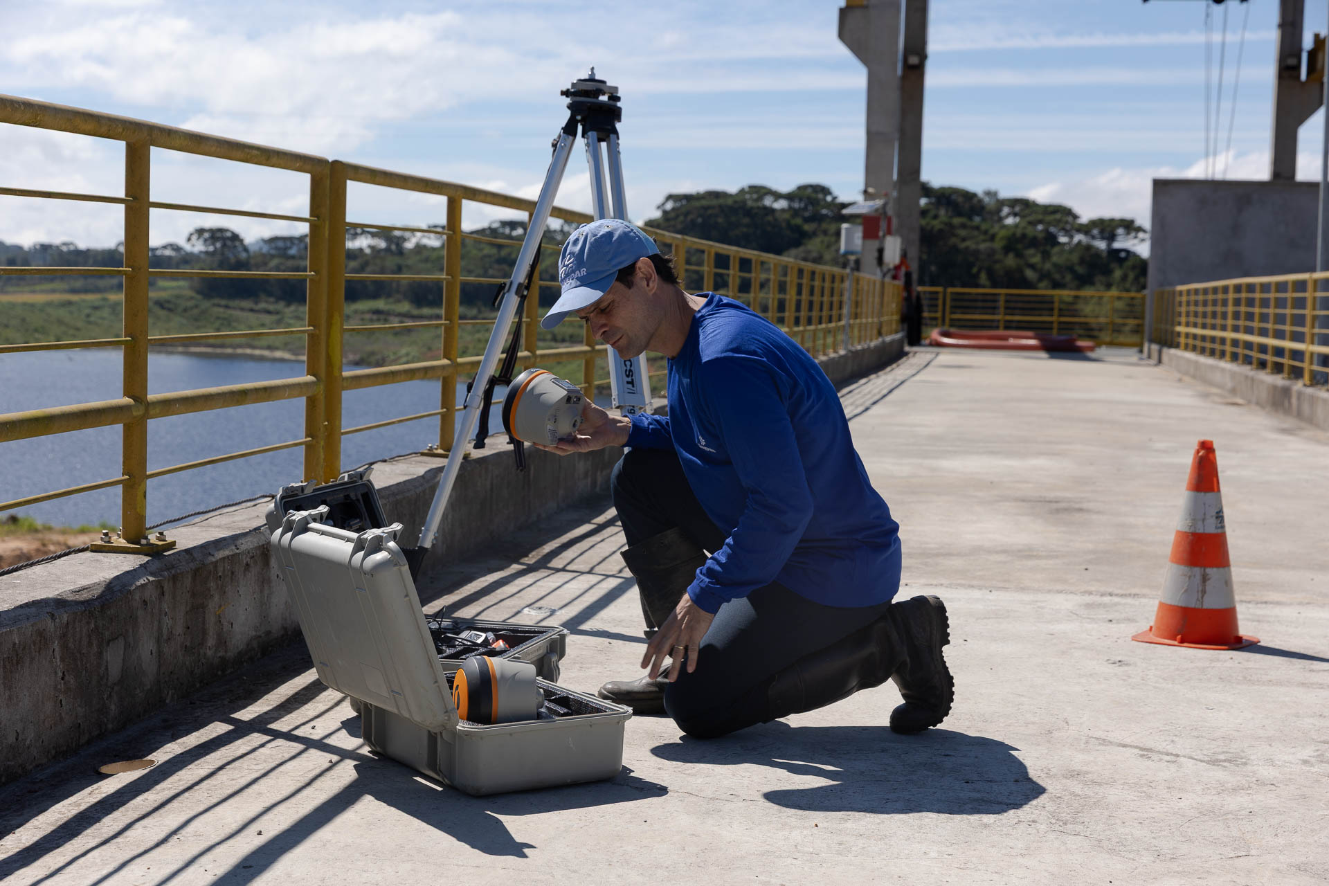 Equipe da Sanepar realiza mapeamento 3D da represa do Miringuva