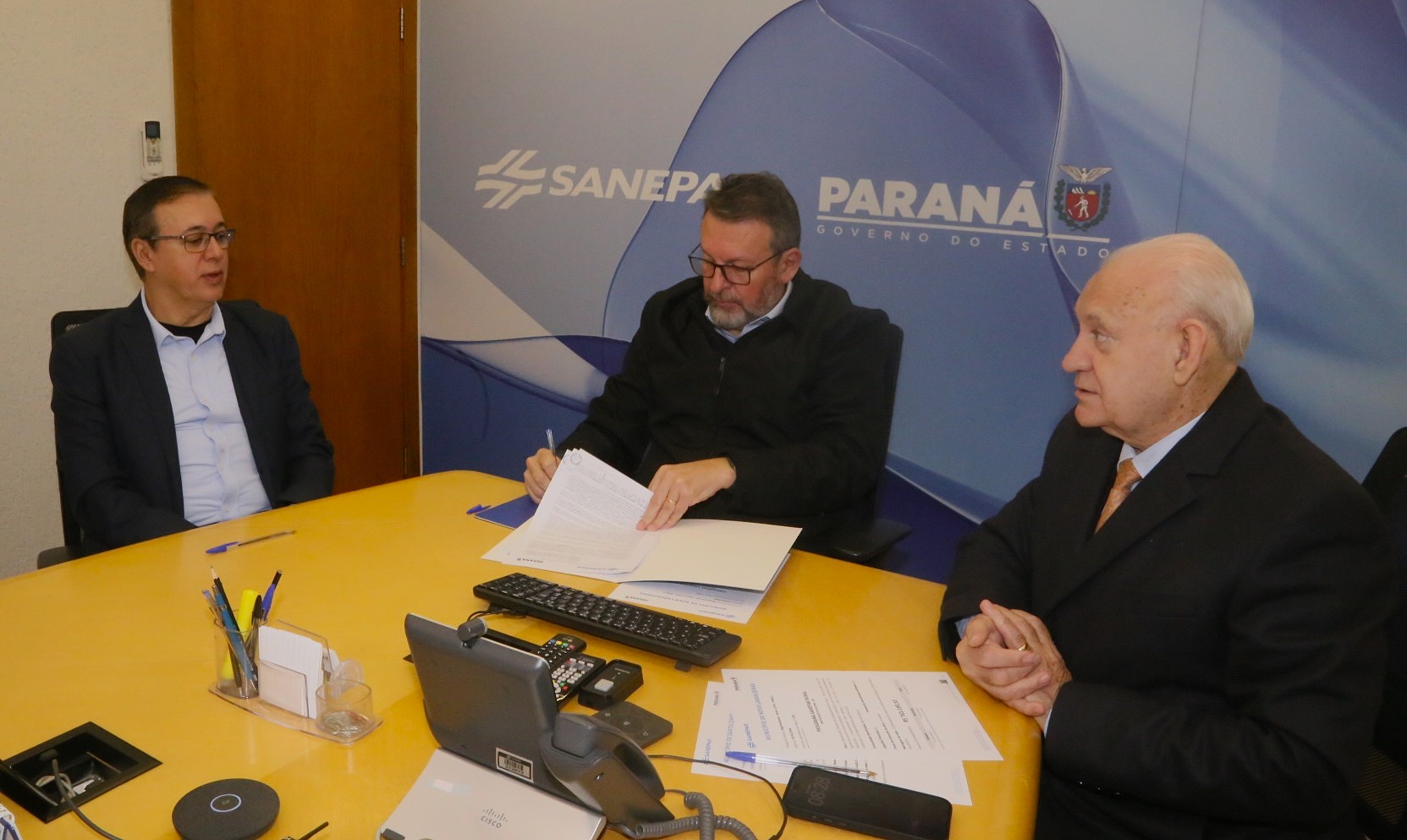 Prefeito Fábio Roberto dos Santos, de Nova Laranjeiras, o presidente da Sanepar, Wilson Bley e o deputado estadual Ademar Traiano durante assinatura do termo do programa Sanepar Rural
