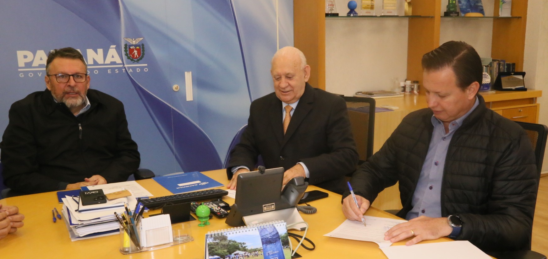 Presidente da Sanepar, Wilson Bley, deputado estadual Ademar Traiano e o prefeito Jean Pierr Catto, de Santa Izabel do Oeste