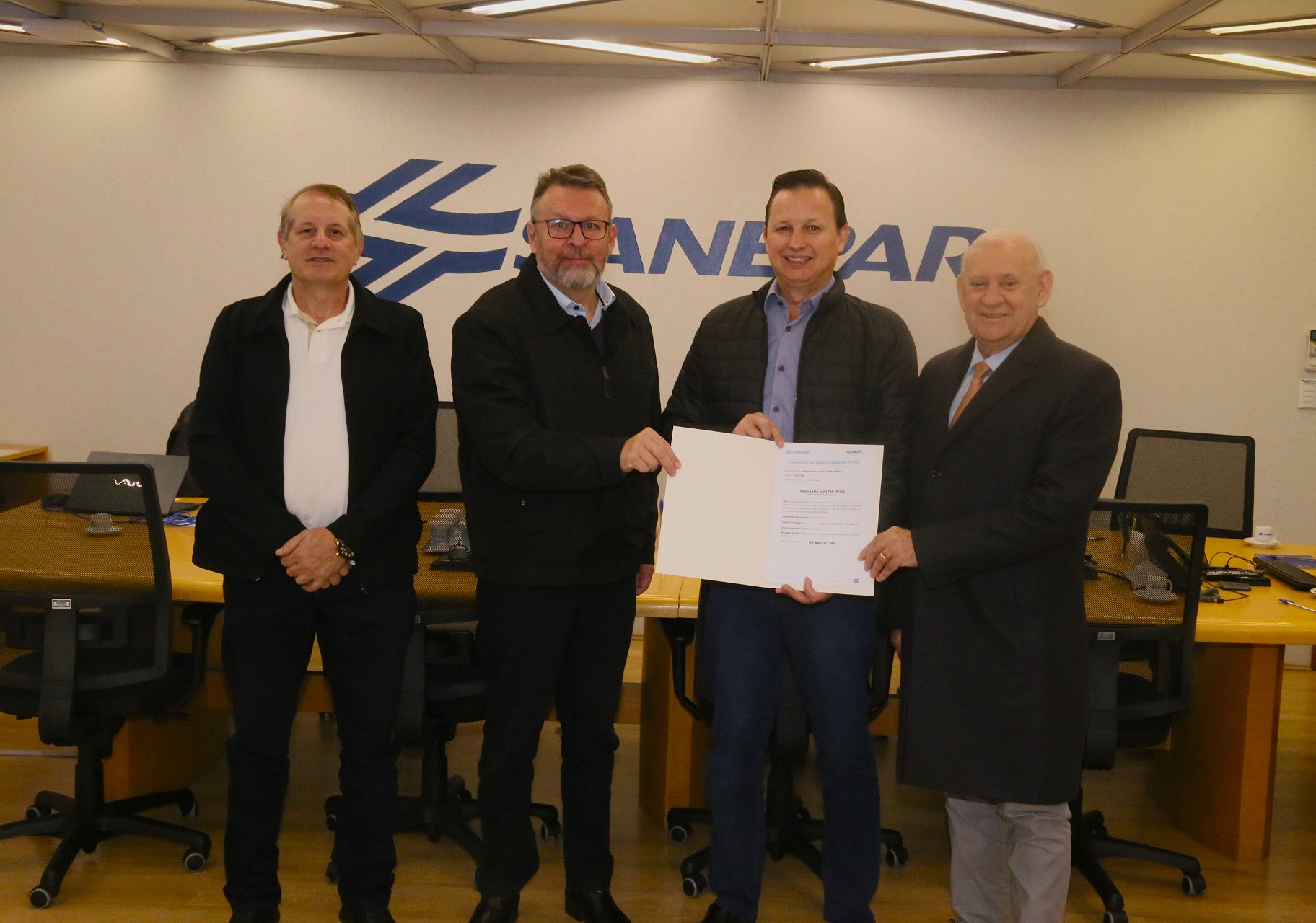 Presidente da Sanepar, Wilson Bley, prefeito Jean Pierr Catto, de Santa Izabel do Oeste, e o deputado estadual Ademar Traiano