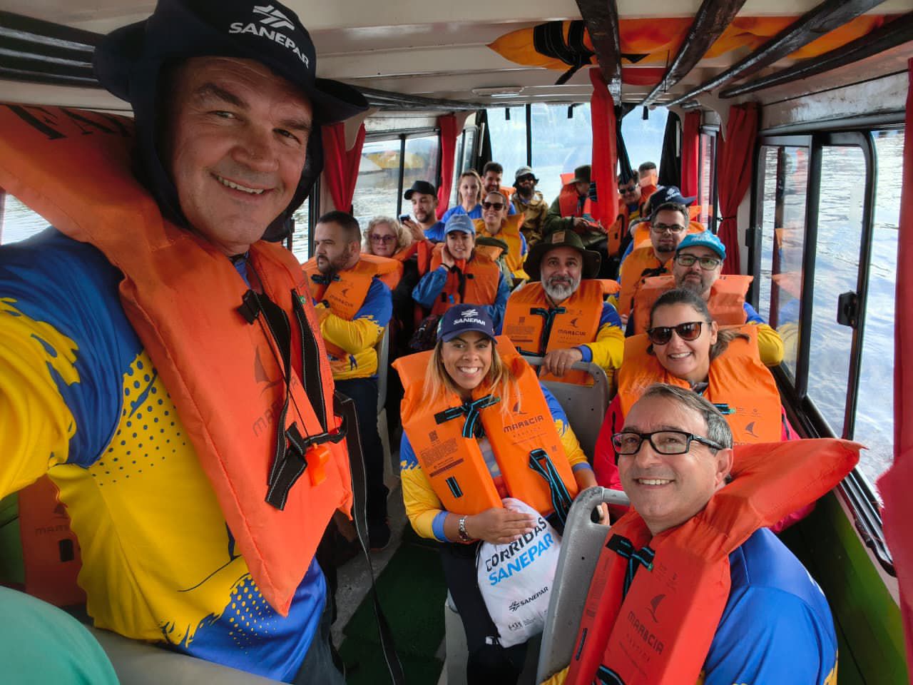 Voluntários da Sanepar retiram 1,5 tonelada de entulho da praia em Superagui