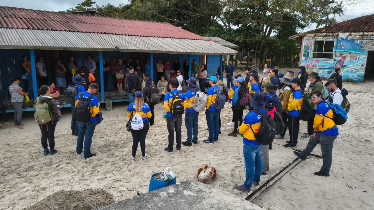 Voluntários da Sanepar retiram 1,5 tonelada de entulho da praia em Superagui