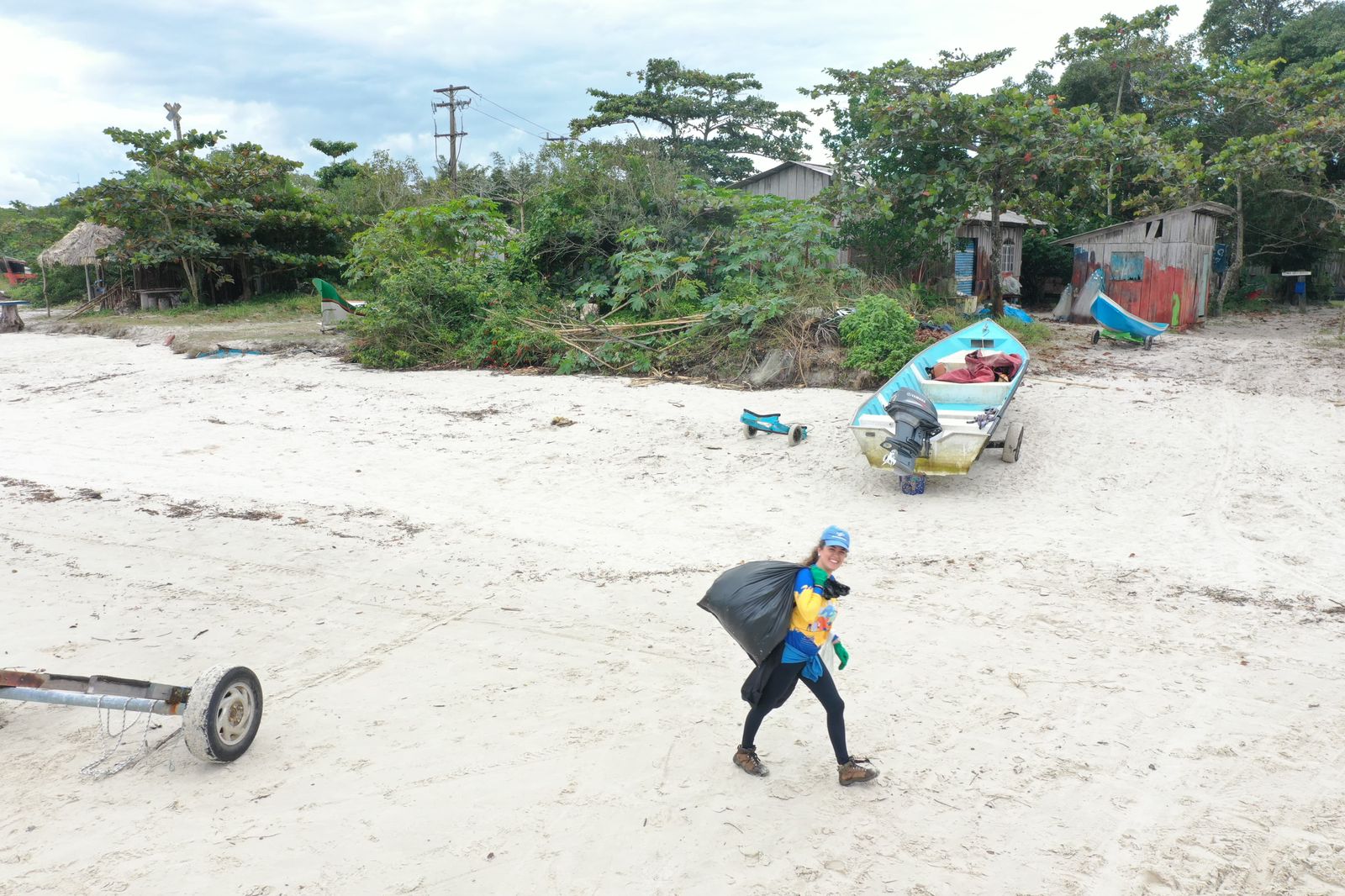 Voluntários da Sanepar retiram 1,5 tonelada de entulho da praia em Superagui