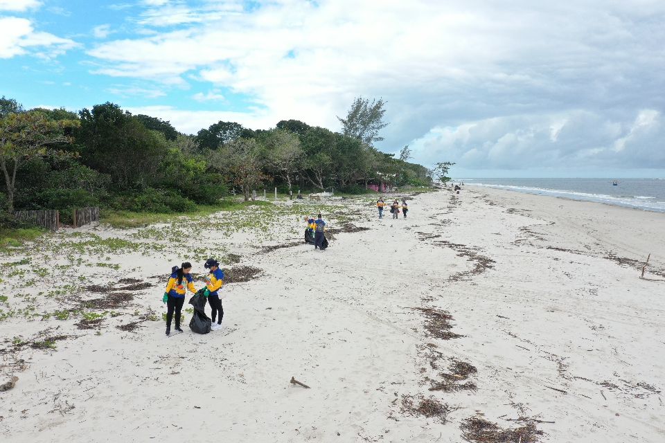 Voluntários da Sanepar retiram 1,5 tonelada de entulho da praia em Superagui