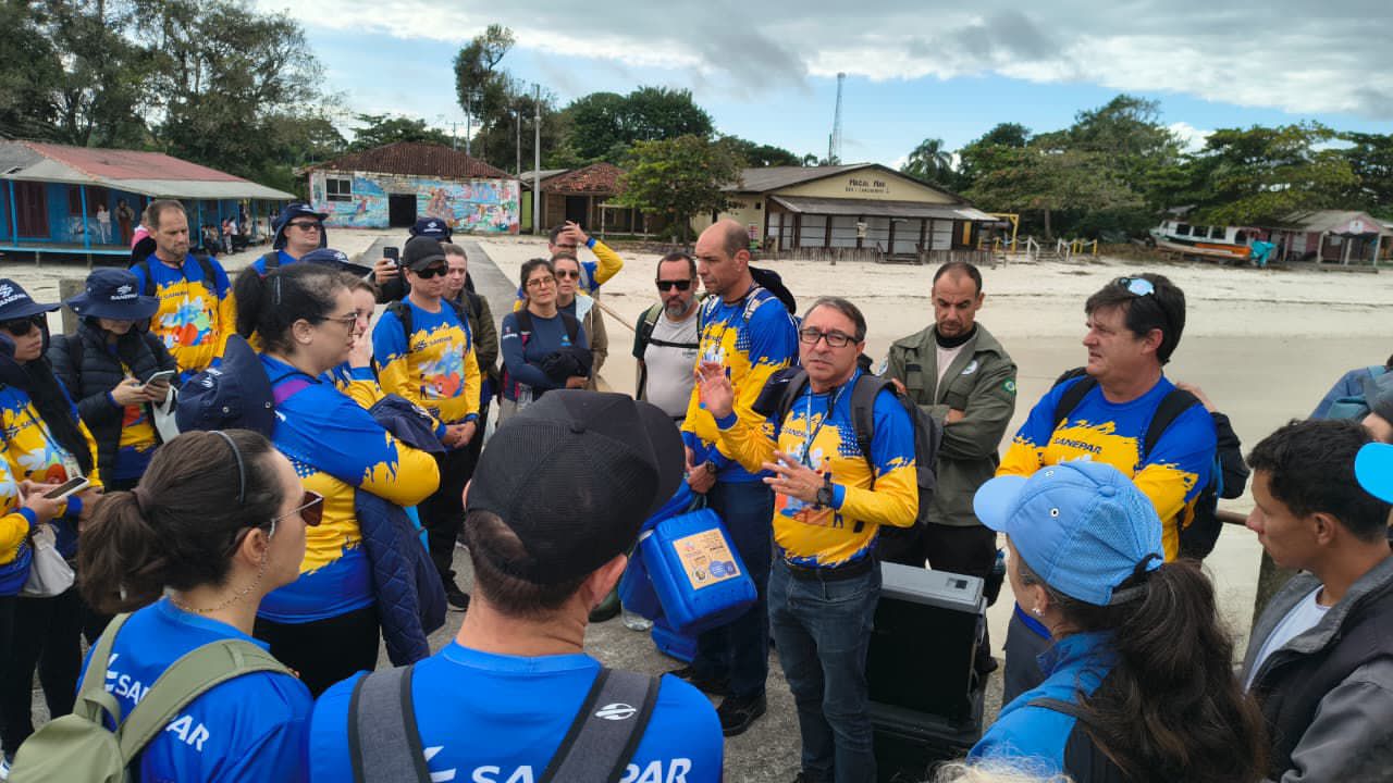 Voluntários da Sanepar retiram 1,5 tonelada de entulho da praia em Superagui