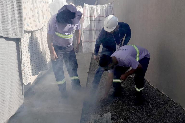 Teste de fumaça: procedimento permite a visualização na superfície sobre situações das tubulações assentadas da Sanepar (Thays Poletto)