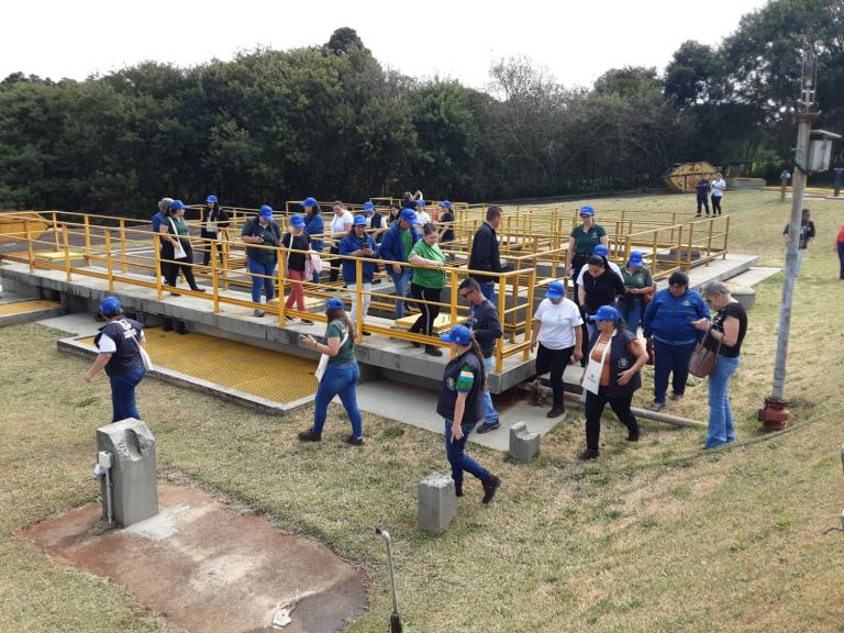 Agentes de saúde fazem visita técnica à ETE