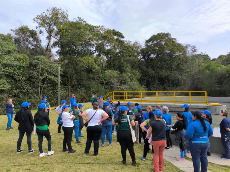Agentes de saúde fazem visita técnica à ETE
