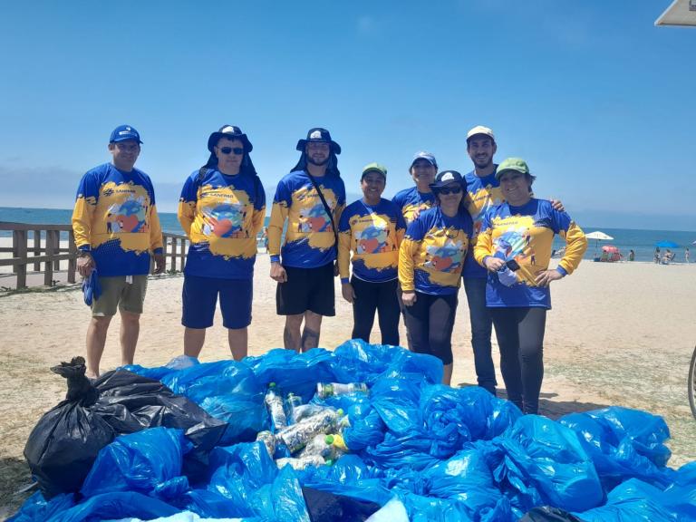 Voluntários da Sanepar retiram lixo de praias 