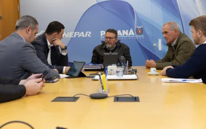 presidente da Sanepar, Wilson Bley e representantes da prefeitura de Quedas do Iguaçu