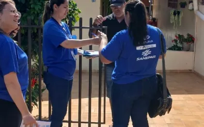 Equipes de campo fazendo abordagem de clientes em domicílio para orientações