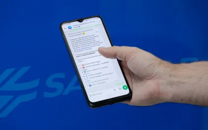Imagem de celular usando Whatsapp oficial da Sanepar