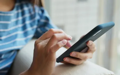 Pessoas usando celular para regularizar débitos