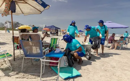Equipes de limpeza da Sanepar fazem a coleta de resíduos na orla da praia em Matinhos