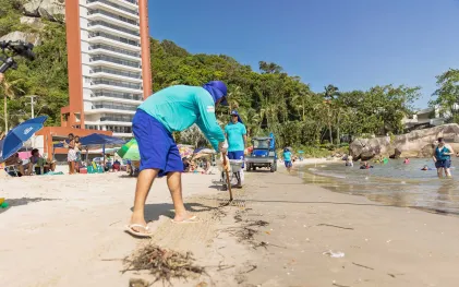 Equipes de limpeza da Sanepar fazem a coleta de resíduos na orla da praia em Matinhos