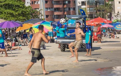 Equipes de limpeza da Sanepar fazem a coleta de resíduos na orla da praia em Matinhos