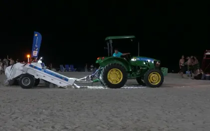 Máquina saneadora realiza o trabalho de limpeza das areais após shows