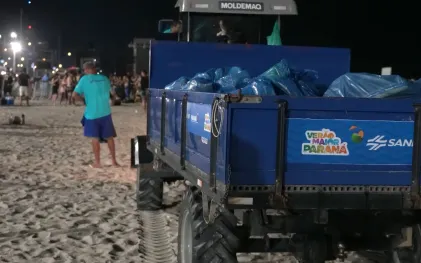 Equipes realizam o trabalho de limpeza das areais após shows no Litoral do Paraná