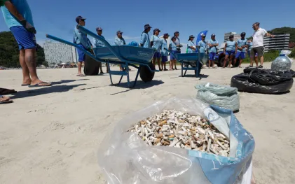 ação limpeza praia bitucas de cigarro